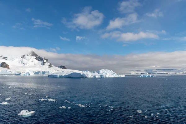 Antarktika Yatay Buzul Dağlar — Stok fotoğraf