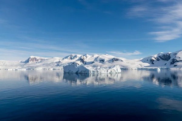 Антарктичний Океан Айсбергом Відображенням — стокове фото