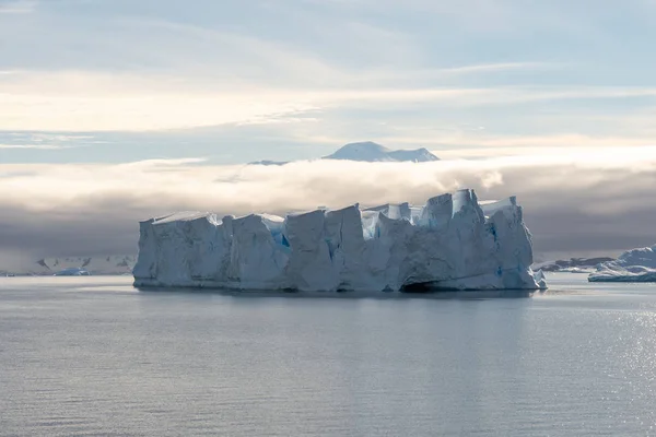 海で氷山と南極の風景 — ストック写真