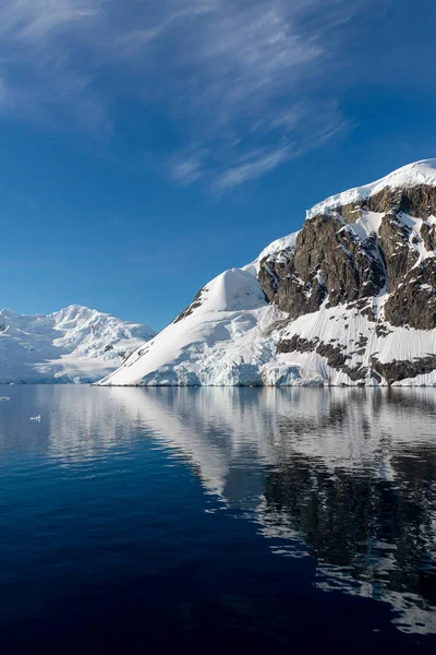 Antarktische Meereslandschaft Mit Eisberg Und Spiegelung — Stockfoto