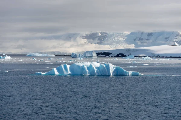 Ανταρκτική Τοπίο Παγόβουνο Στη Θάλασσα — Φωτογραφία Αρχείου