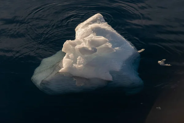 Большой Кусок Льда Глубокой Синей Воде — стоковое фото