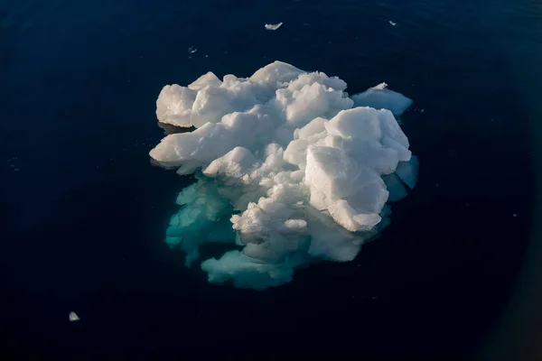 Großes Stück Eis Tiefblauen Wasser — Stockfoto