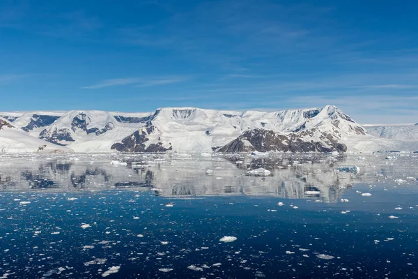 有冰山和反射的南极海景 — 图库照片