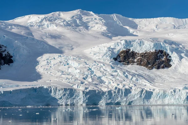 Ανταρκτική Θαλασσογραφία Παγόβουνα Και Αντανάκλαση — Φωτογραφία Αρχείου