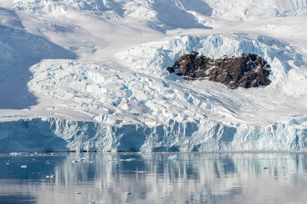 Антарктический Морской Пейзаж Айсбергами Отражением — стоковое фото