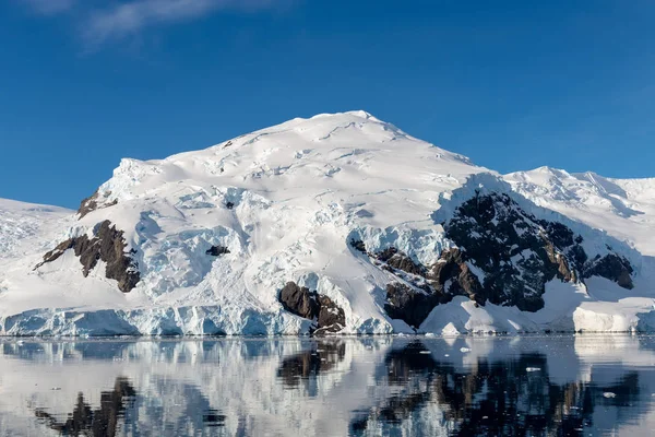 Paisaje Marino Antártico Con Icebergs Reflexión —  Fotos de Stock