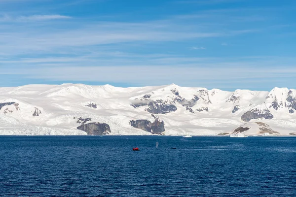Denizde Buzdağıyla Antarktika Manzarası — Stok fotoğraf