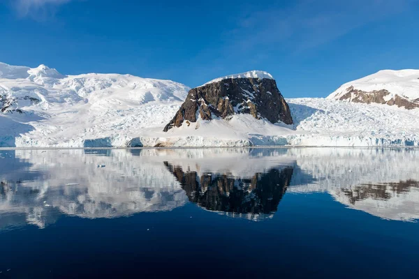 Antarctische Zeegezicht Met Ijsberg Reflectie — Stockfoto