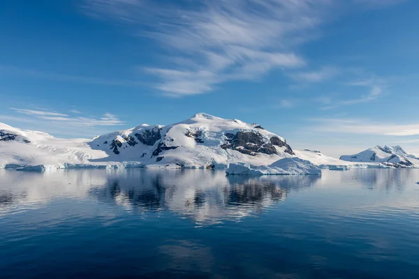 Antarktisk Havsutsikt Med Isberg Och Reflektion — Stockfoto