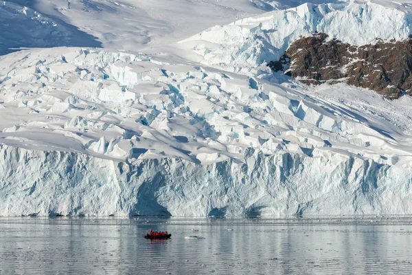 Nafukovací Loď Turisty Antarktidě — Stock fotografie