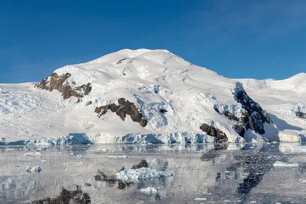 Antarktyki Seascape Gór Lodowych Odbicie — Zdjęcie stockowe