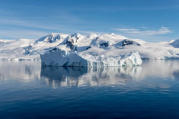 有冰山和反射的南极海景 — 图库照片