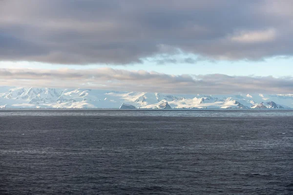 Antarktiszi Táj Jéghegyekkel Tengeren — Stock Fotó