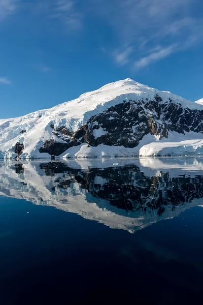 Antarctic Seascape Icebergs Reflection — Stock Photo, Image