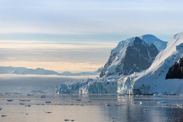 氷河と山と南極の風景 — ストック写真