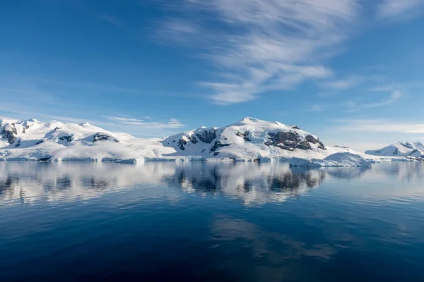 Antarctische Zeegezicht Met Ijsberg Reflectie — Stockfoto