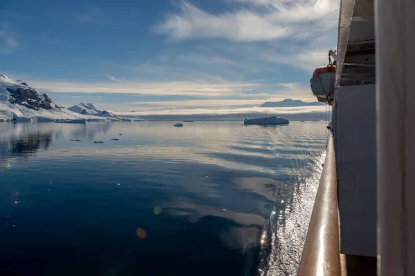 Paesaggio Antartico Con Vista Sulle Montagne Dalla Nave Spedizione — Foto Stock
