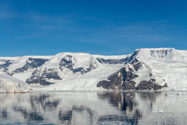 Antarctic Seascape Icebergs Reflection — Stock Photo, Image