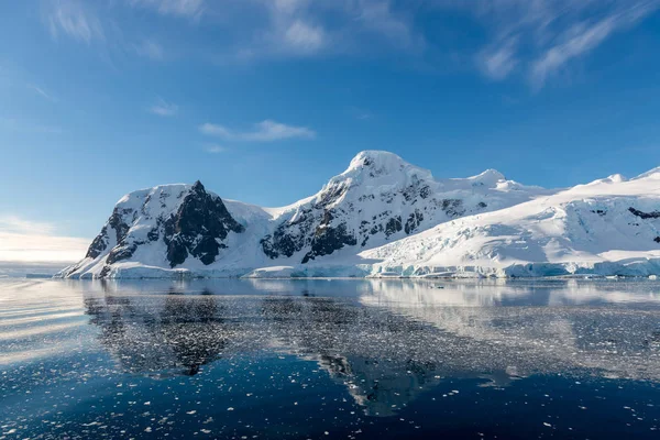 Ανταρκτική Θαλασσογραφία Παγόβουνο Και Προβληματισμό — Φωτογραφία Αρχείου
