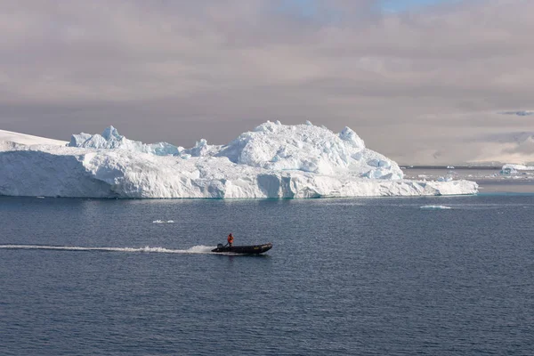 Нещасний Човен Однією Людиною Антарктиді — стокове фото