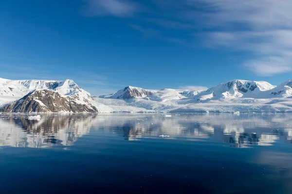 Antarctische Zeegezicht Met Ijsbergen Reflectie — Stockfoto