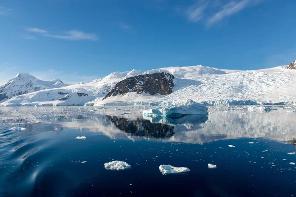 Buzdağları Yansıma Ile Antarktika Deniz Manzarası — Stok fotoğraf