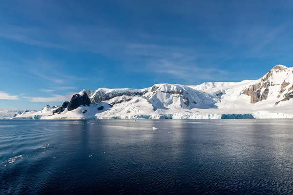 海で氷山と南極の風景 — ストック写真