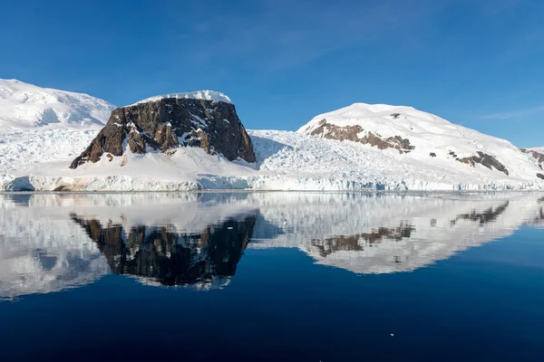 Antarktisk Havsutsikt Med Isberg Och Reflektion — Stockfoto