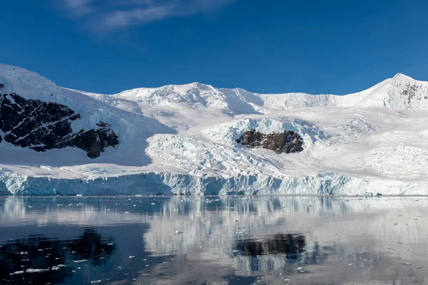 Antarctische Zeegezicht Met Ijsbergen Reflectie — Stockfoto