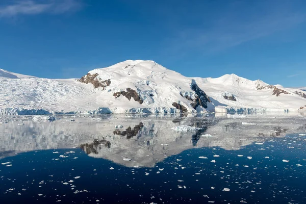 Antarktische Meereslandschaft Mit Eisbergen Und Spiegelung — Stockfoto