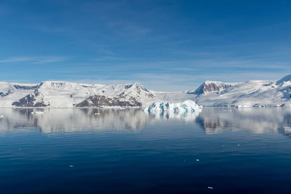 Antarktický Přímořský Plášť Ledovcem Odrazy — Stock fotografie