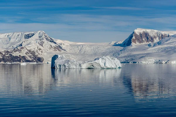 Antarktische Meereslandschaft Mit Eisberg Und Spiegelung — Stockfoto