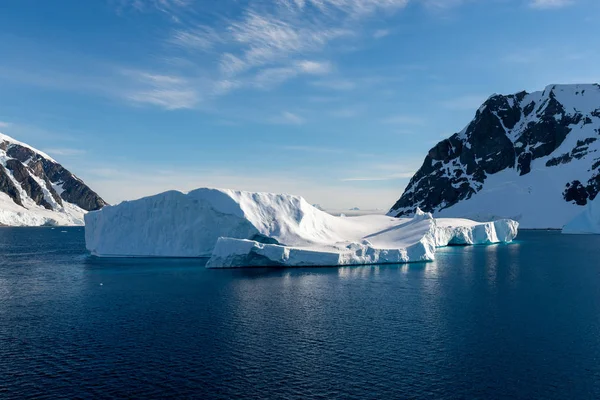 Антарктический Ландшафт Айсбергом Море — стоковое фото