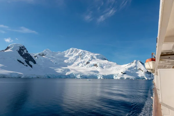Paisaje Antártico Con Vista Las Montañas Desde Barco Expedición — Foto de Stock