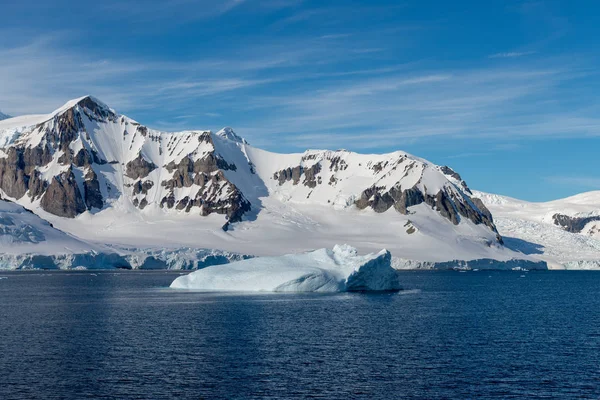 氷河と山と南極の風景 — ストック写真