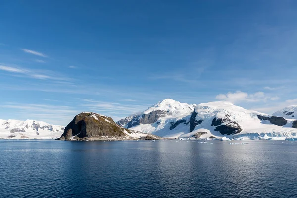Antarktiszi Táj Jéghegyekkel Tengeren — Stock Fotó