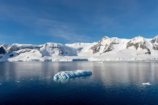 Антарктический Ландшафт Айсбергом Море — стоковое фото