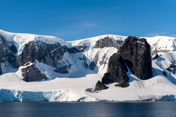 Antarktisk Landskap Med Isfjell Til Havs – stockfoto