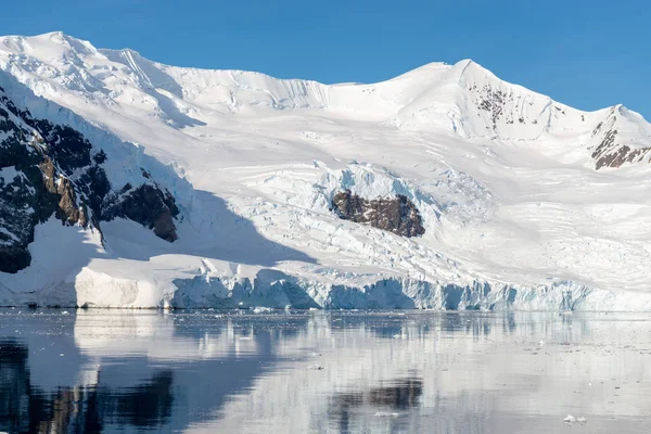 Antarktische Meereslandschaft Mit Eisbergen Und Spiegelung — Stockfoto