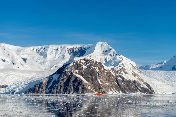 Mare Antartico Con Iceberg Riflesso Nave Arancione — Foto Stock