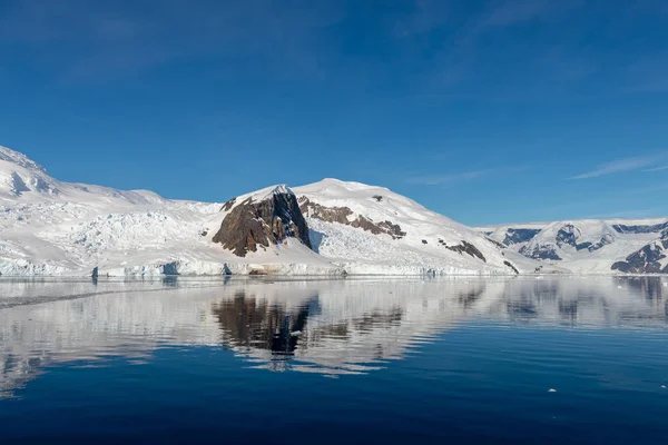 Antarktika Deniz Manzarası Buzdağı Yansıması — Stok fotoğraf