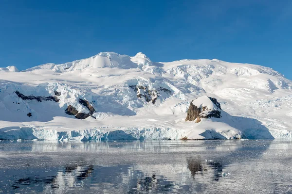 Paisaje Marino Antártico Con Iceberg Reflejo — Foto de Stock