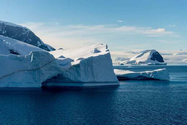Antarktyczny Krajobraz Górą Lodową Morzu — Zdjęcie stockowe