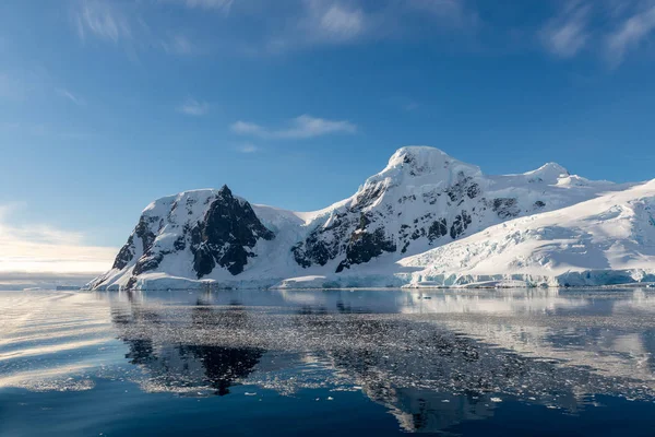 Paisaje Marino Antártico Con Iceberg Reflejo —  Fotos de Stock