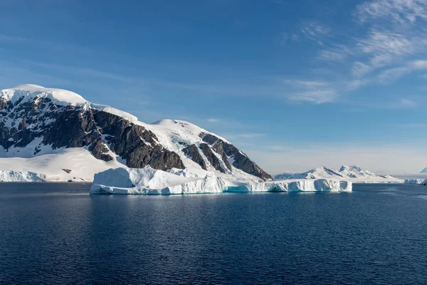Antarktiskt Landskap Med Isberg Till Havs — Stockfoto