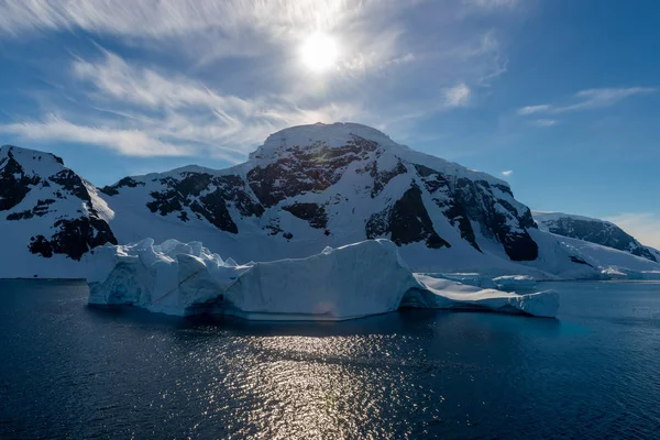 海で氷山と南極の風景 — ストック写真