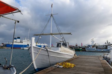 Limana demirlemiş küçük bir balıkçı teknesi.