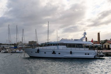 Yat limana demirlemiş.