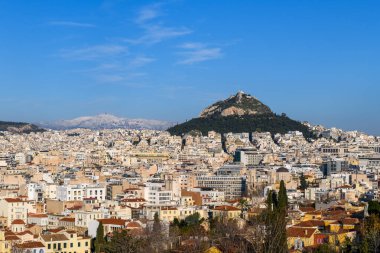 Arka planda Atina ve Lycabettus Tepesi 'ne gündüz görünümü. Atina, Yunanistan.
